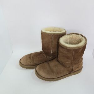 Ugg Ladies 5825 Short Tan Boots With Sheep Wool Style Lining Size 7